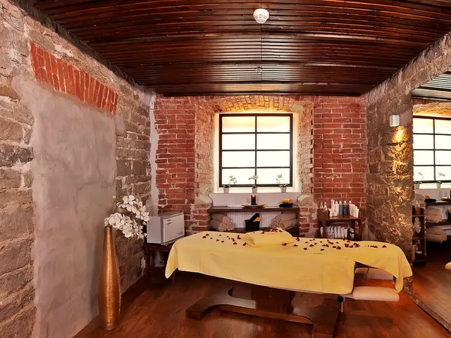 Tuğla duvarlı, gül yapraklı masaj odası — Çiftlikköy, Masaj Salonun